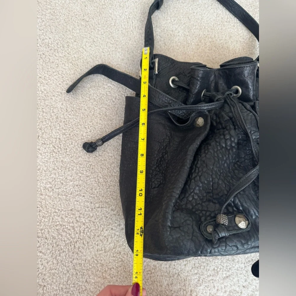 Tylie Malibu black pebbled leather shoulder hobo bag - Picture 10 of 16